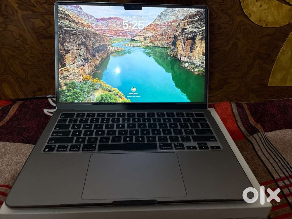 APPLE MACBOOK AIR M2 IN MINT CONDITION WITH CHARGER BOX AND ACCESSORIE