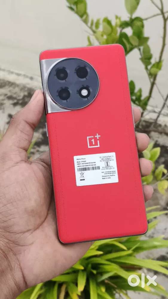 One plus 11R 8/128 full top condition