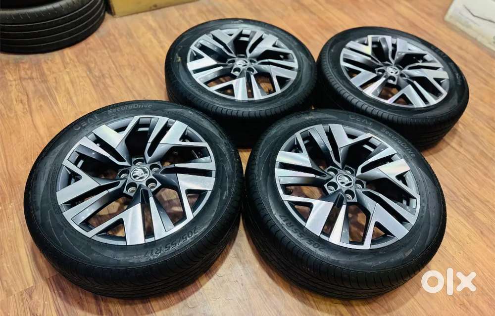 17 inch Skoda kaylaq daimond cut wheels n Ceat Tyres