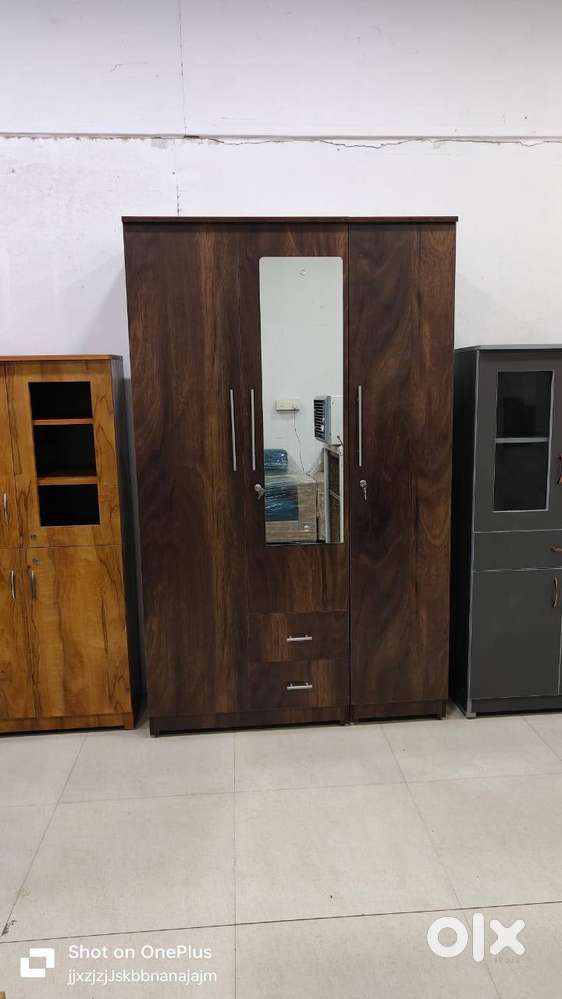 FANTASTIC 3 DOOR WARDROBE WITH MIRROR FOR SELL