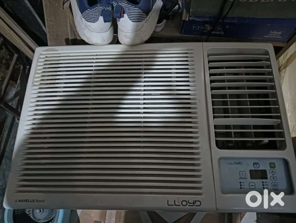 Window 1.5 ton Lloyd AC for sale