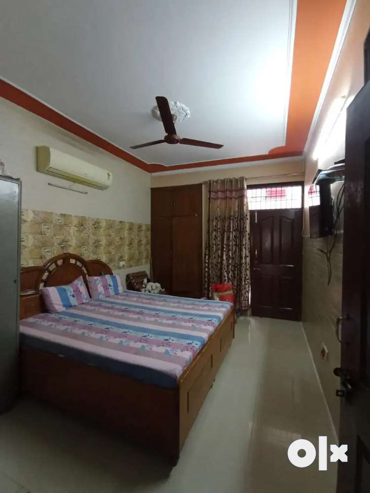 1bhk flat floor for rent in sector 125 sunny enclave owner free tolet