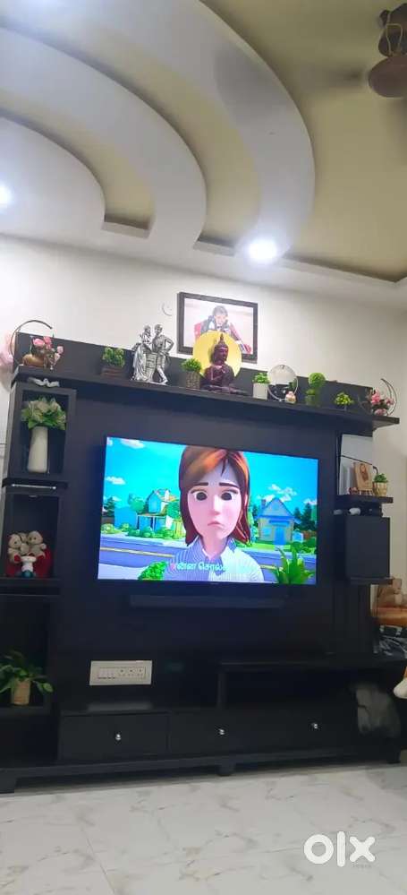 Spacious TV Unit with Drawers, Shelves & Décor Space