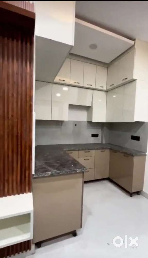 2bhk flat li abhi offer ki sath wo bhi ready to move gaur mall ki pass