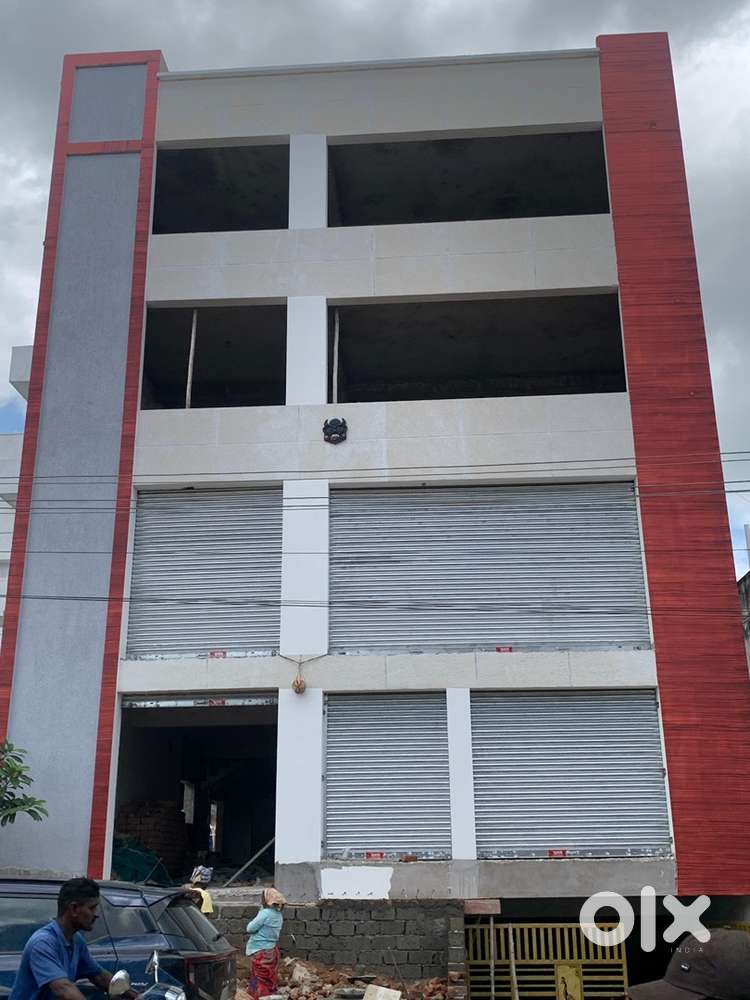 Ready to move 4-story builiding perfect for Banks, offices, malls