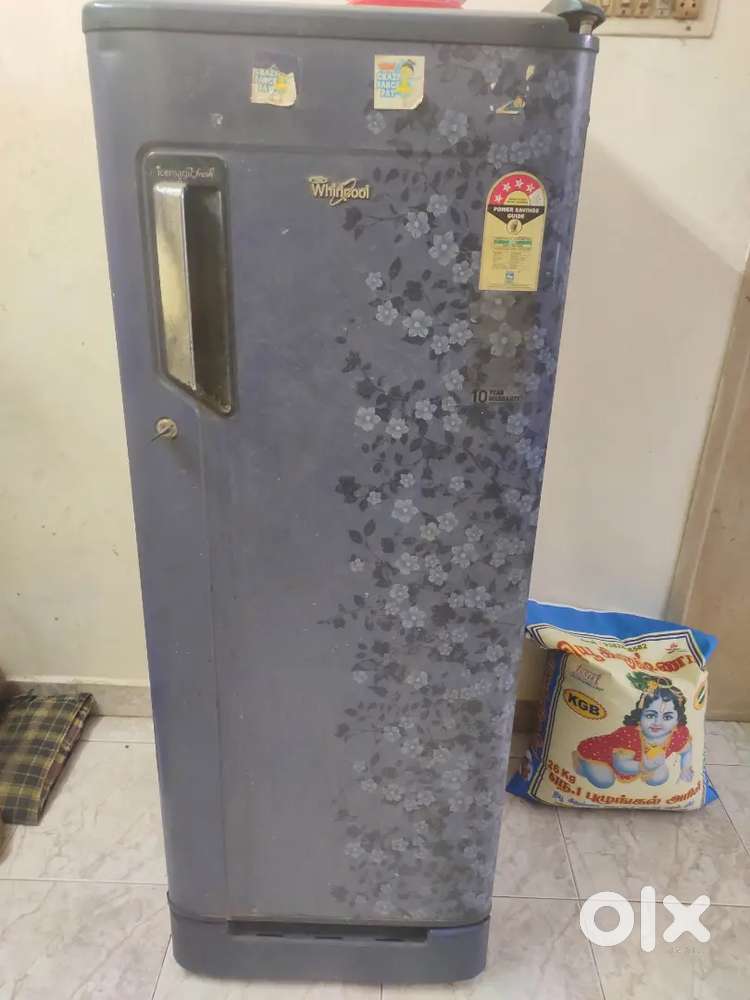 Whirldpool fridge 215 litre single door working condition but door pro