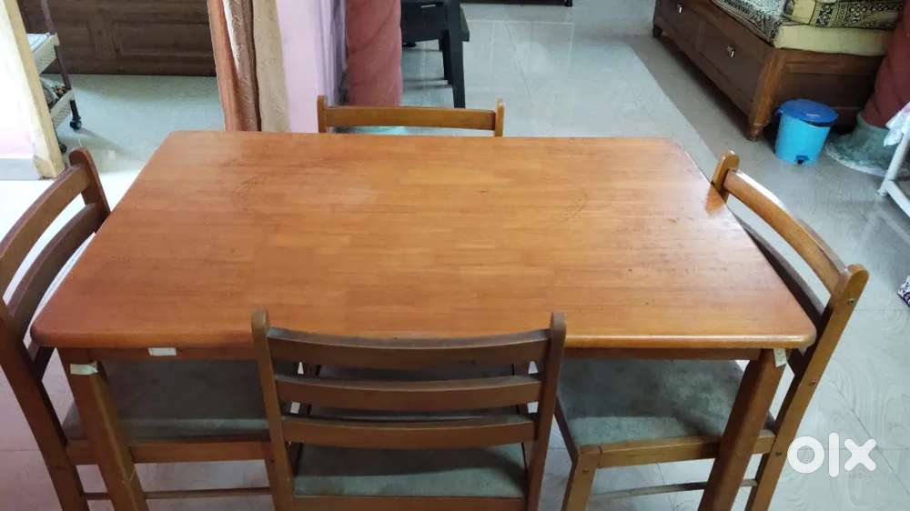4 seater Dining table for sale