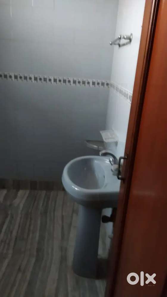 2 bhk owner free for boys  sector 77 brokerage apply furnished f.floor