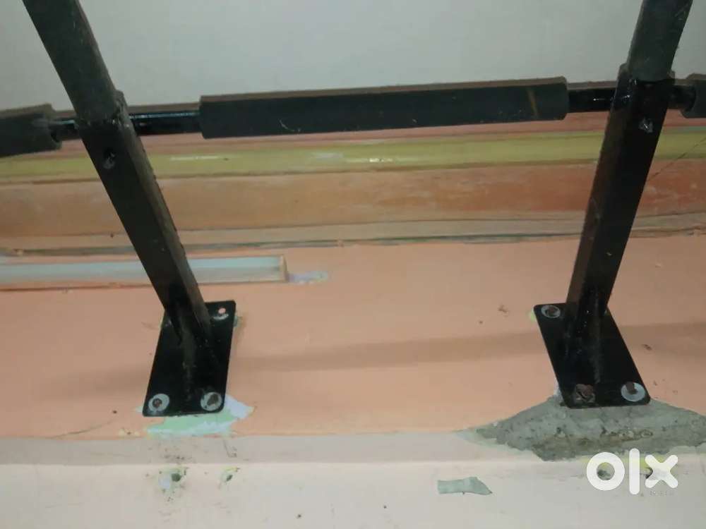 Wall mounted pull up hanging bar double grip in good condition