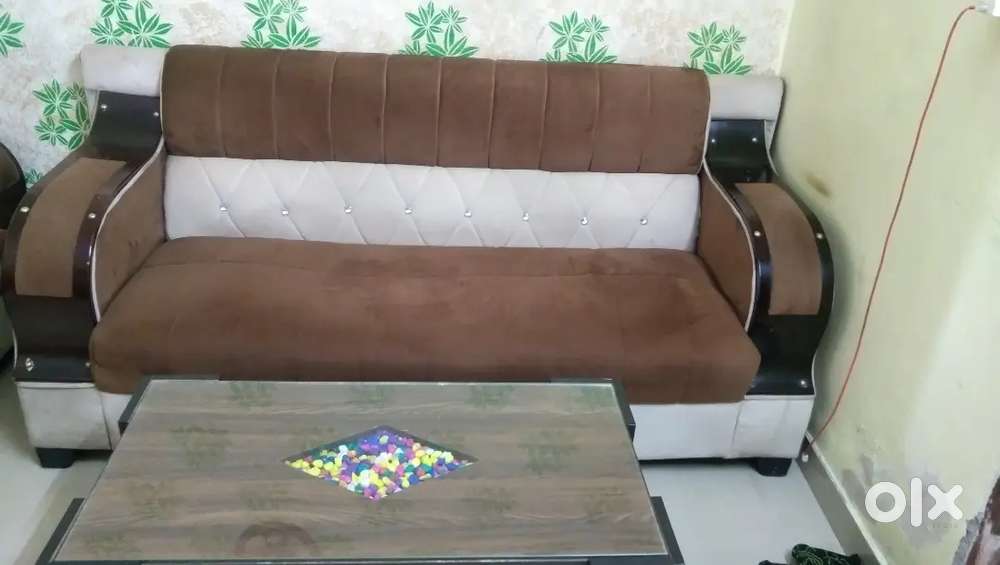 Sofaa set with center table