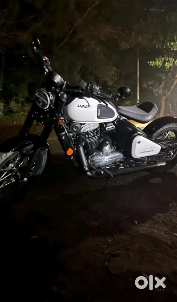 Jawa 42 Bobber Moon white