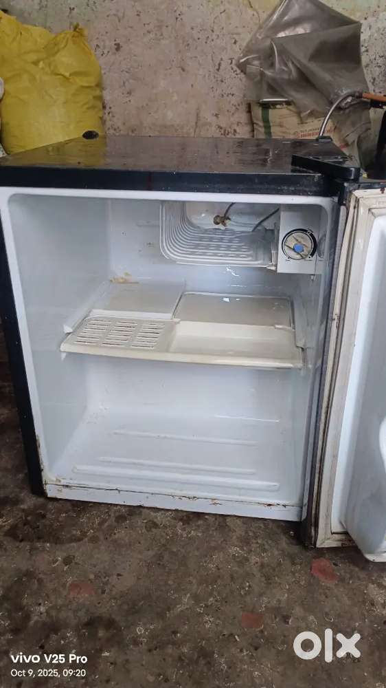 Chhota fridge hai bahut badiya cooling krta hai new liya hu isliye