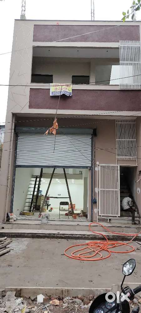 Shop and showroom for rent