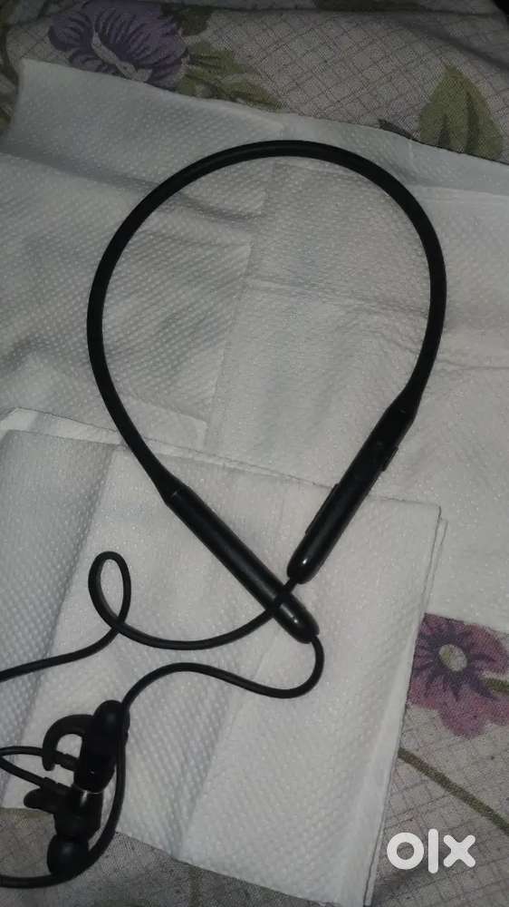 Boat Rockerz 330 neckband in black colour