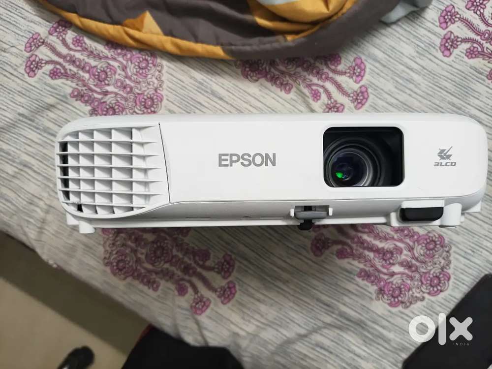 Epson EB-E01 projector