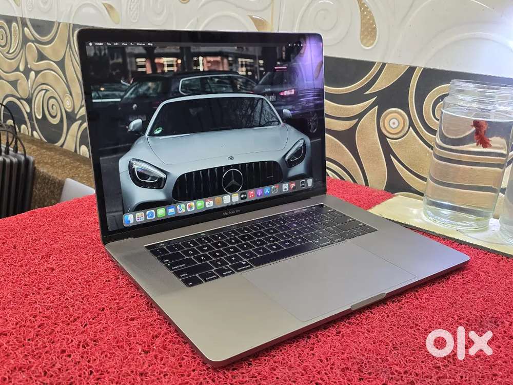 Apple Macbook Pro i9 16gb 512gb 5.5gb GRAPHICS 15inch Retina Touchbar