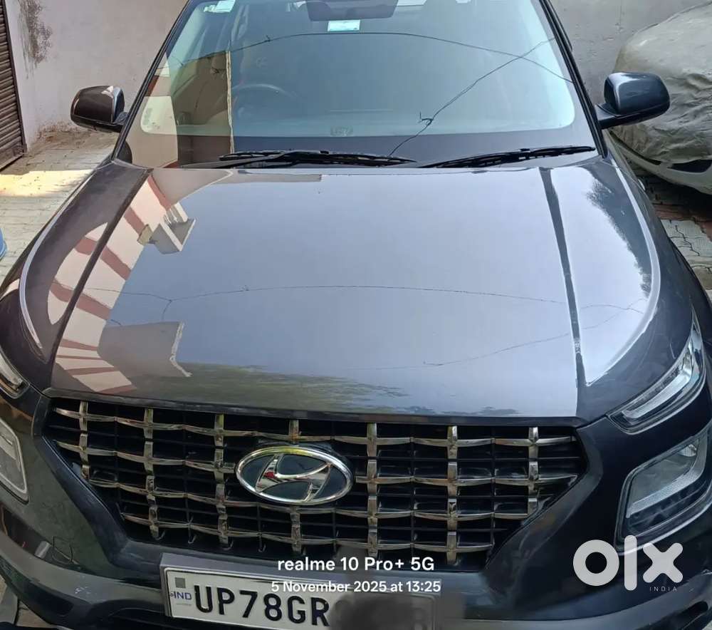 Hyundai Venue 2021 Petrol 12800 Km Driven all services done in company