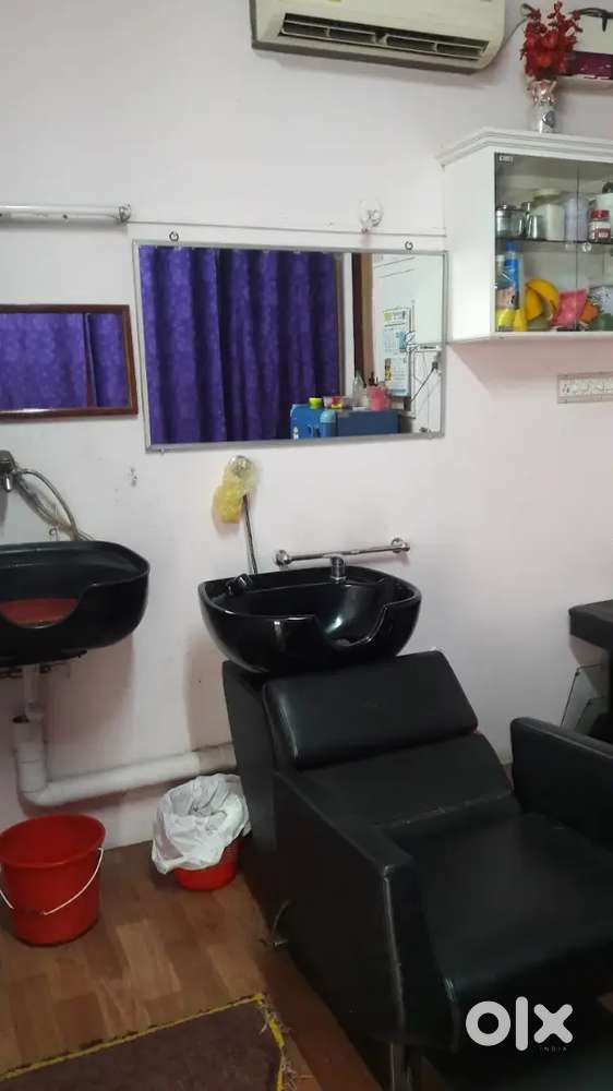 Lady Beautician (Hair, threading, spa, facial) - Malus Beauty Parlour