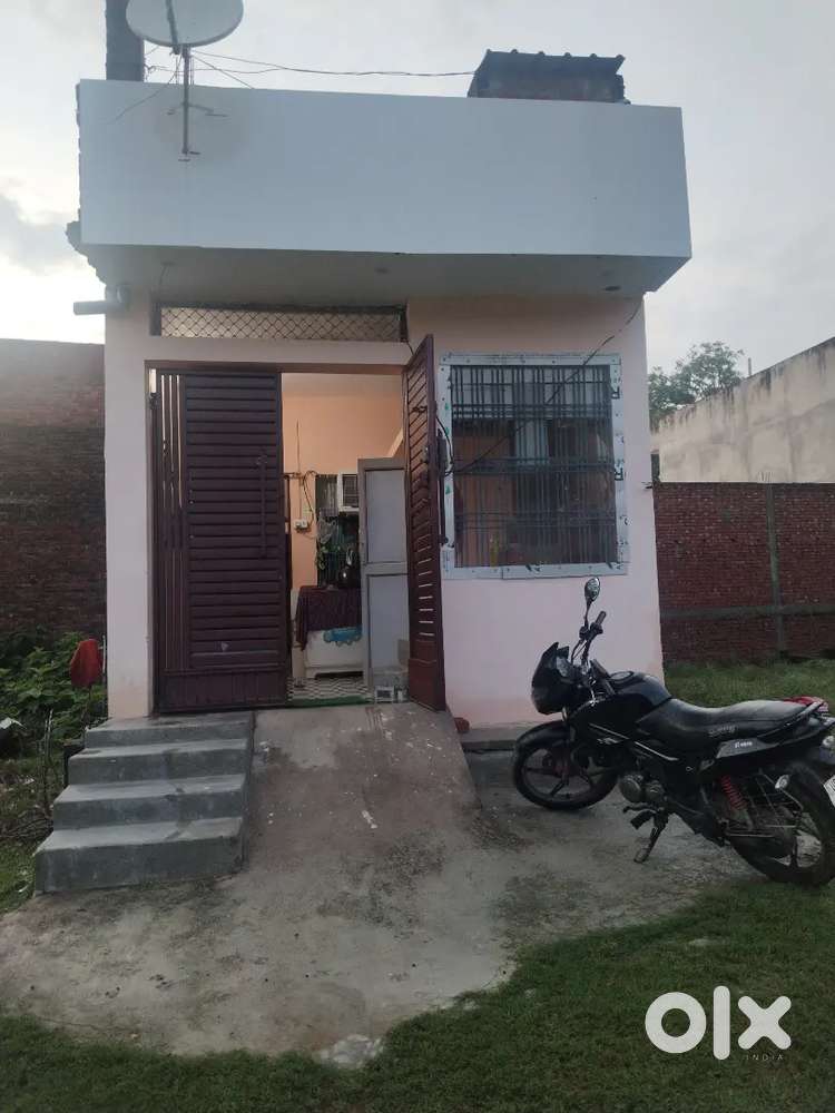 खाली घर बेचना है मोहन रोड डेढ़ किलोमीटर जयपुरिया स्कूल 1 किलोमीटर