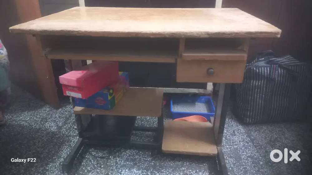Computer table in good condition - Perfect for study or office use