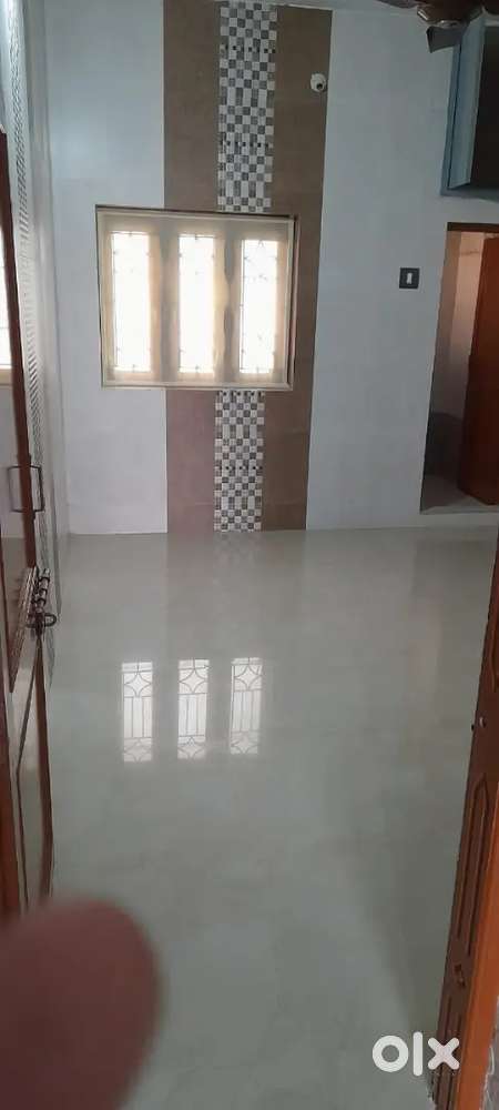 ઉપરના માળે બે રૂમ બે બાથરૂમ નોકરિયાત અથવા વિદ્યાર્થીઓને ભાડે આપવાનું છ