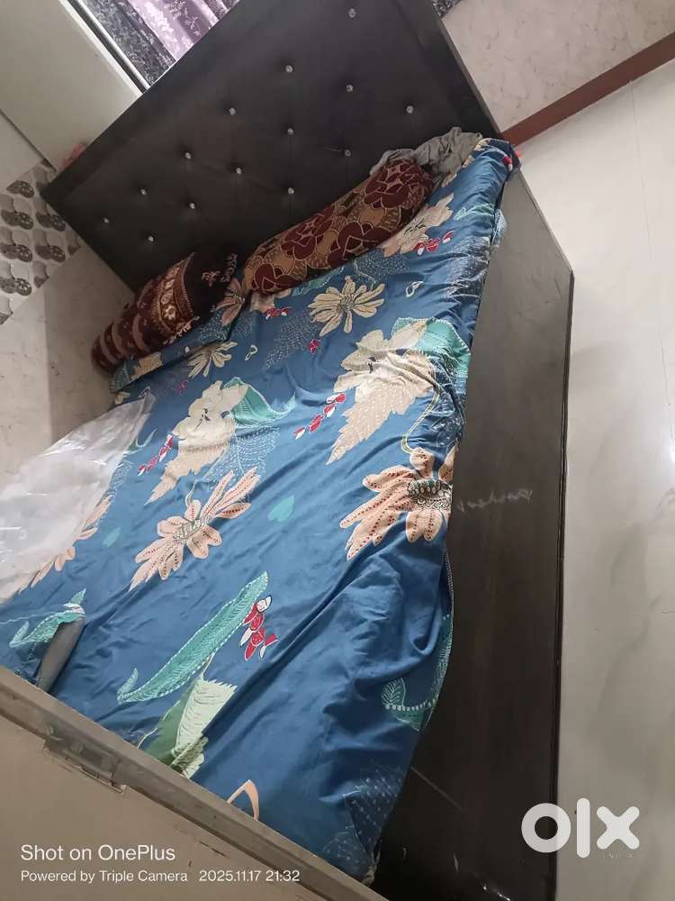 5 by 6 box bed in good condition