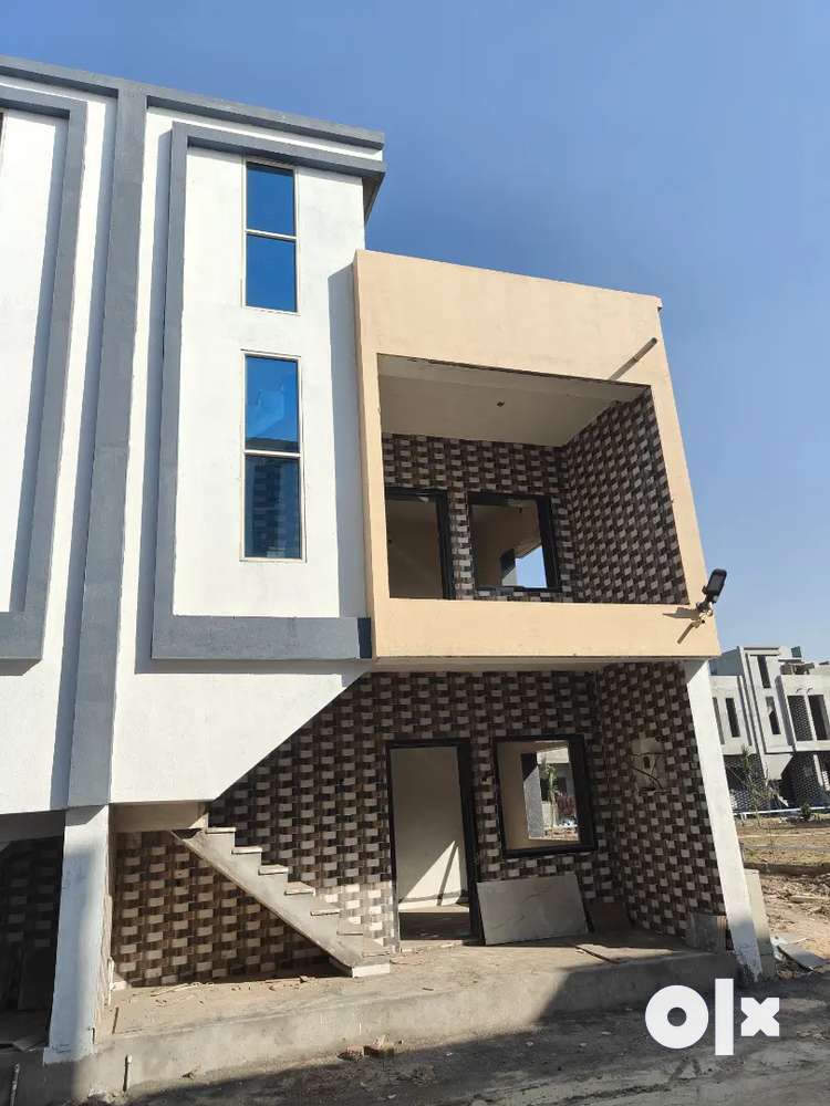 4BHK Ready to Move Rowhouse in Dindoli