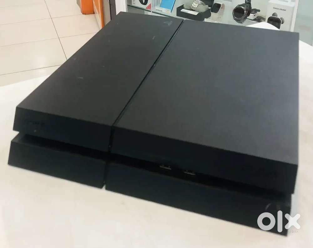 PS4 , 1TB MINT CONDTION (free download any games)