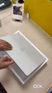 Macbook Air 15-inch M3 2024) Chips Apple M3 Air Memory 8 GB 256 SSD