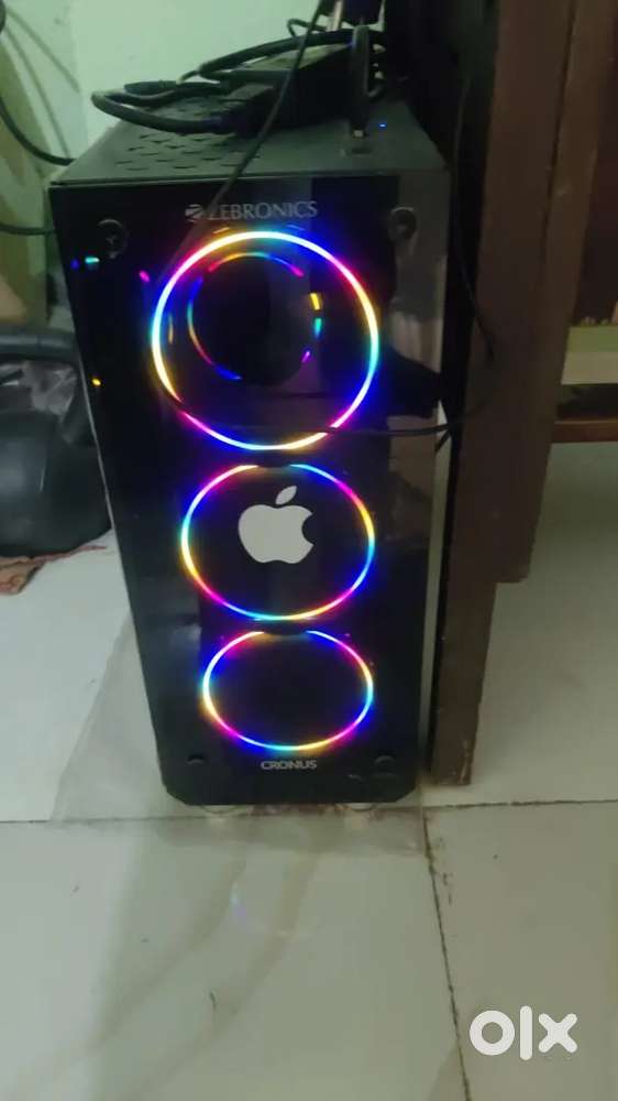Gaming computer i7 9th gen, 24 inch monitor and computer saga table