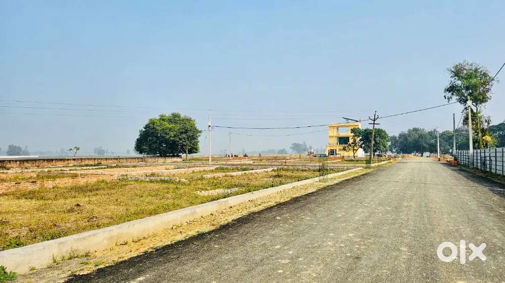 घर बनवा कर रहने के लिए लखनऊ में जमीन ले बिल्कुल आबादी के पास