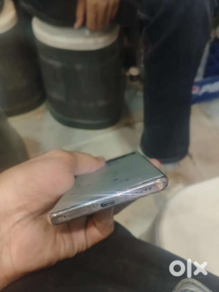 Y 400 pro 5g in brand new condition with box and charger 20 days old