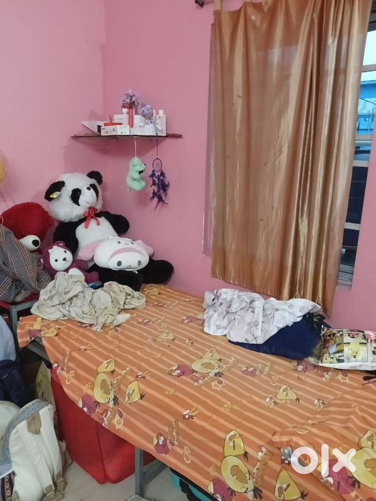 Urgently 1 female roommate needed