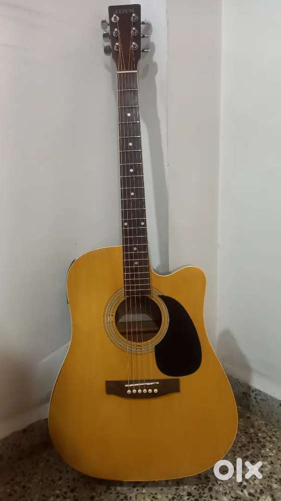 ACOUSTIC GUITAR