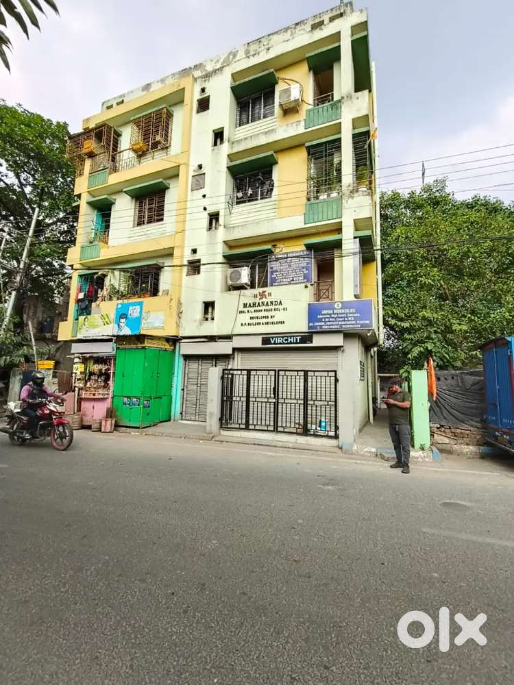 Lady Accounts at New Alipore B L SAHA Road