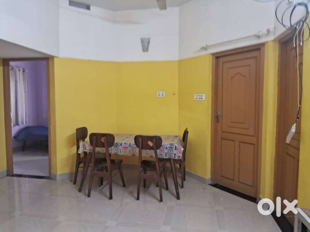 FOR WOMEN OR FAMILY . 2 BHK 2ND FLOOR SEMI FURNISHED