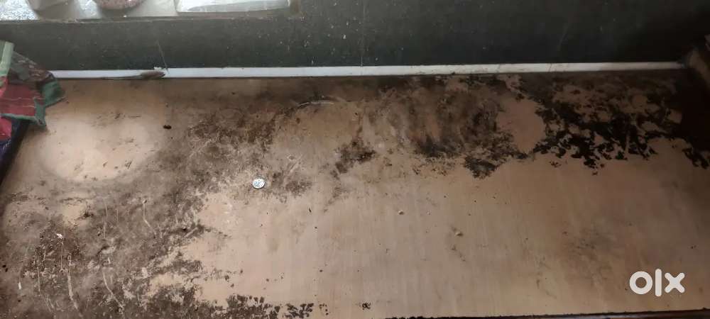 લાકડા ના લોખંડ ના એંગલ વાળા 4 ટેબલ છે