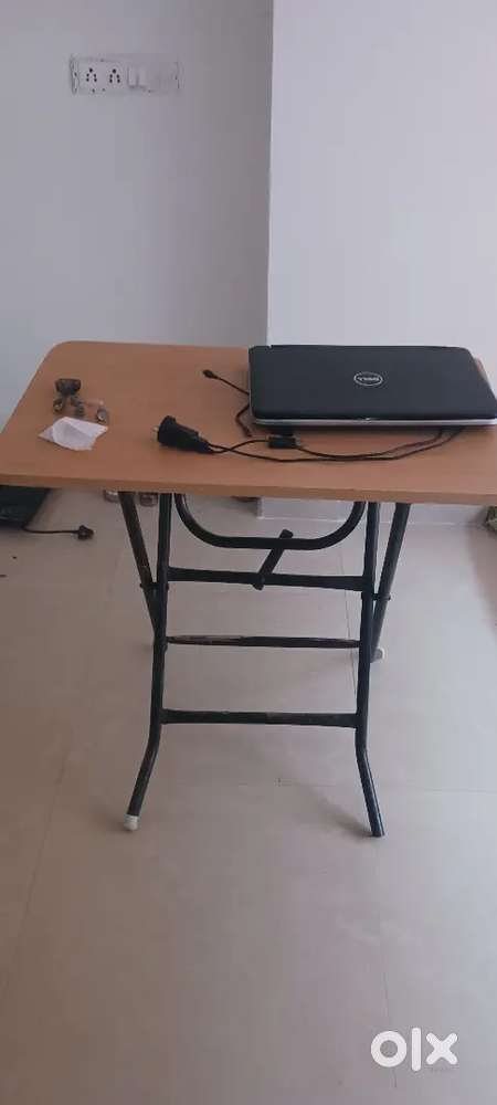Folding Study table in very good condition