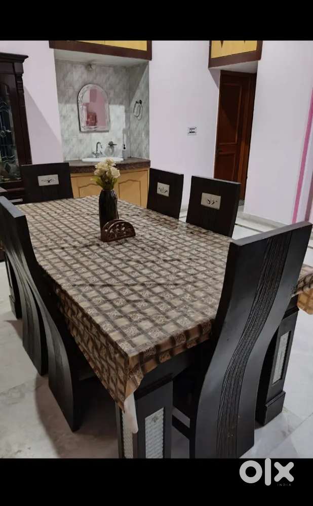 6 seater dinning with glass table