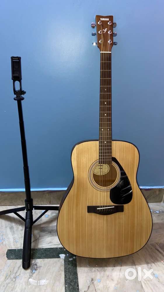 Yamaha Acoustic Guitar at 5000 with Bag and Capo