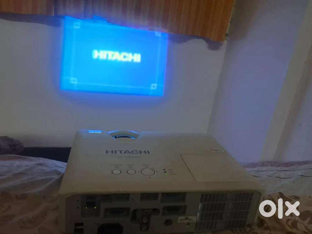 Hitachi CP-X3041WN projector