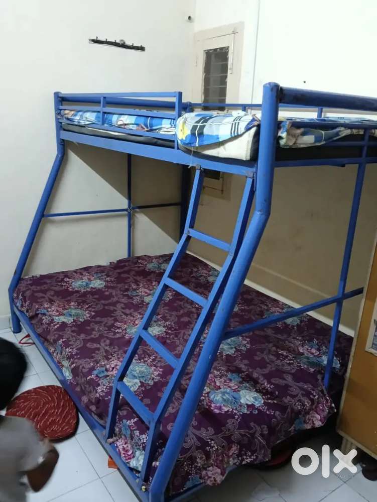 Metal bunk bed with two mattress
