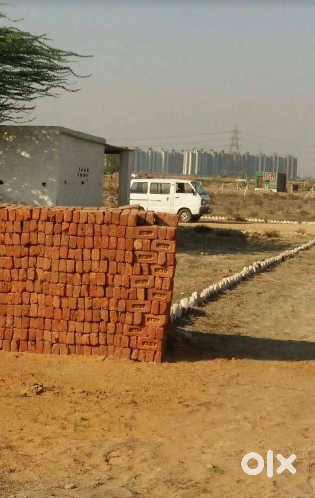 High-Growth Zone – Sector 150 Plots