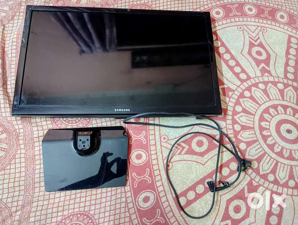 Samsung LED TV 28 inch with Stand, Power cord and Remote