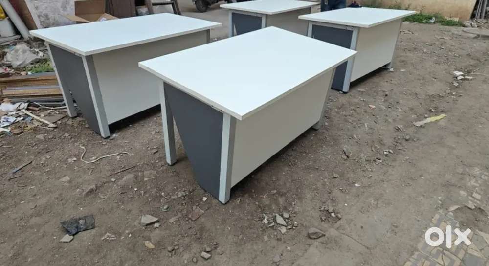 4'5*2'5 Boss Office Tables
