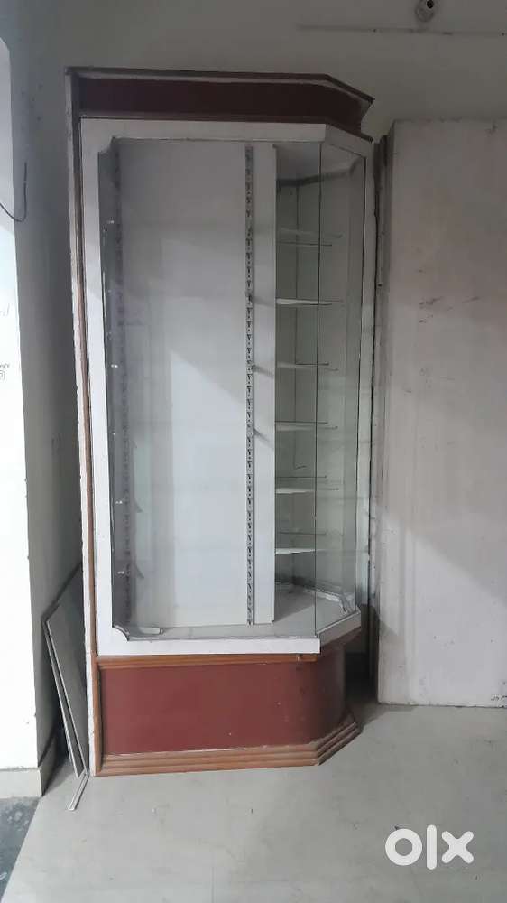 Moving display for shoes shop