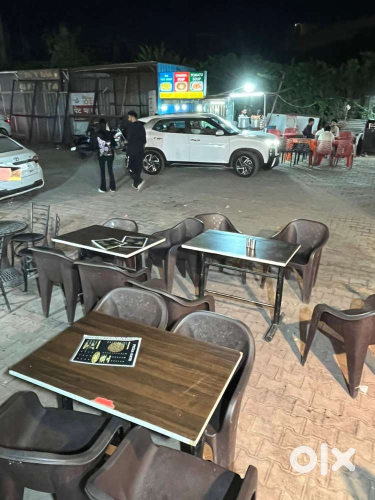 Sitings table nd chairs