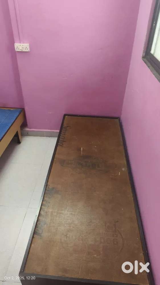 Cot basis room