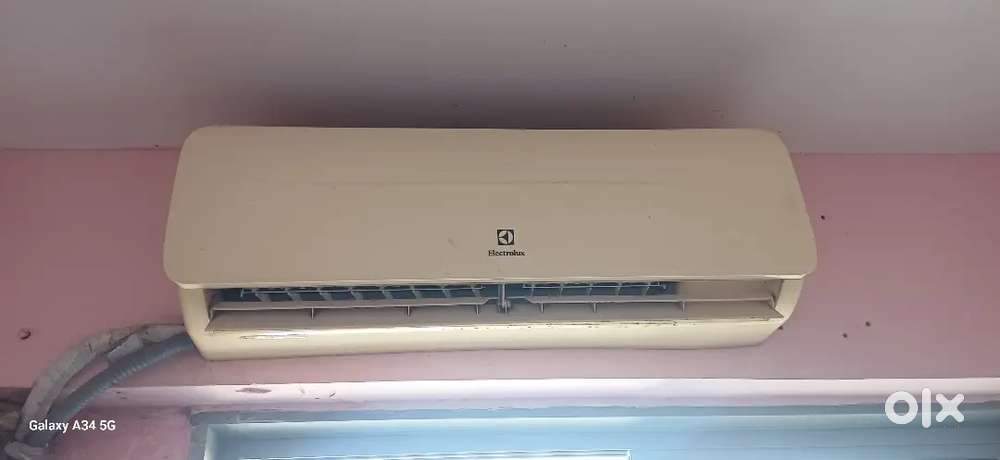 2 Split AC's 1.5 ton 1 working 1 needs Gas Charging