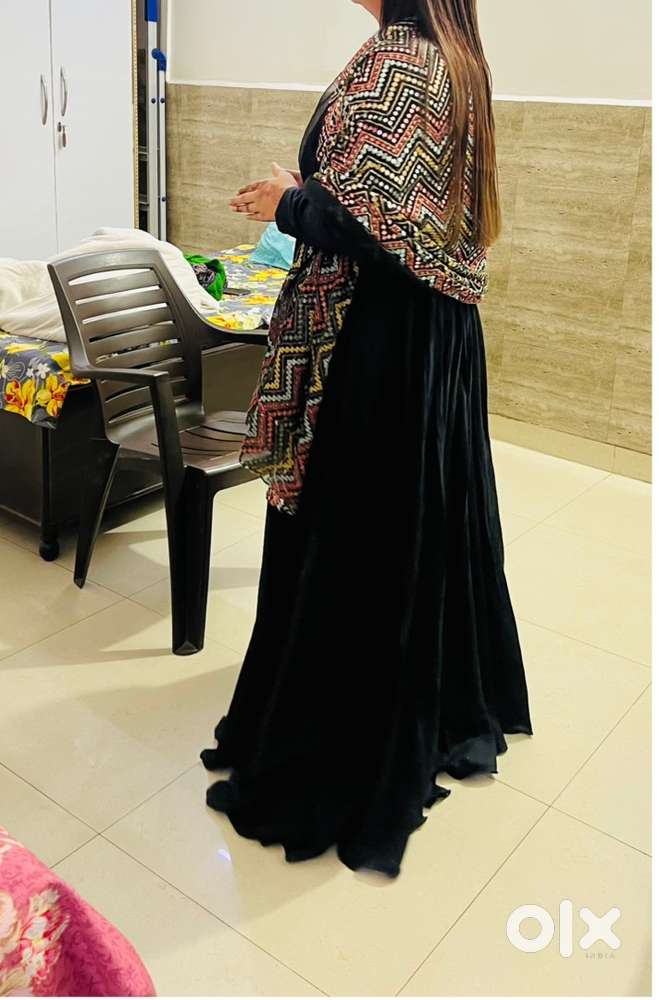 Beautiful Black Long Gown with Stylish Shawl – Excellent Condition